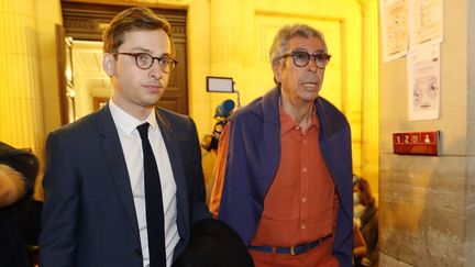 Patrick Balkany et son avocat Romain Dieudonné (à gauche) arrivent à la cour d'appel de Paris, le 27 mai 2020. (THOMAS SAMSON / AFP)