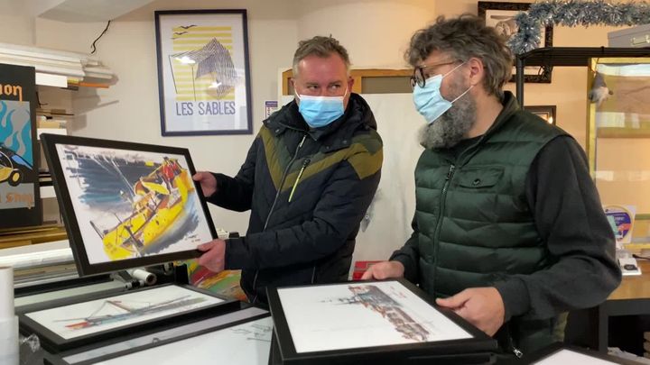 Yann Surrault termine l'encadrement des toiles de sa première exposition (France 3 Pays de la Loire)