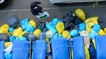 Les poubelles s'entassent dans certains quartiers de Nantes. Les éboueurs en grève ont reconduit le mouvement. (FRANCK DUBRAY / MAXPPP)