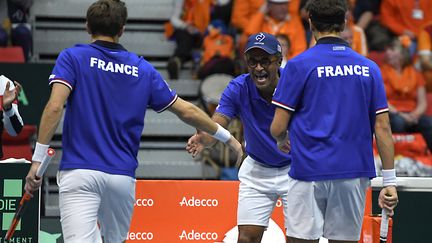 Noah encourageant la paire française Mahut/Herbert. (JEAN-PIERRE CLATOT / AFP)