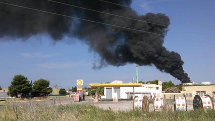 &nbsp; (Incendies sur le site pétrochimique LyondellBasell © Radio France/Nicolas Blanzat)