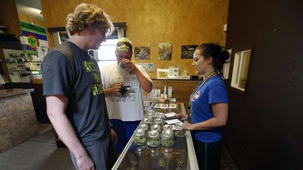 Des consommateurs ach&egrave;tent de la marijuana au 3D Cannabis Center de Denver, au Colorado (Etats-Unis), le 8 mai 2014. (BRENNAN LINSLEY / AP / SIPA)