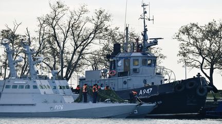 Les trois navires ukrainiens&nbsp;capturés par la Russie dans le détroit de Kerch (XINHUA)