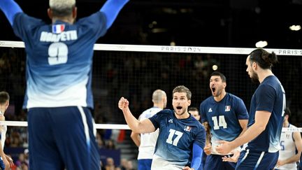 Trevor Clevenot célébrant un point lors de France-Italie en demi-finale de volleyball lors des Jeux olympiques de Paris 2024, le 7 août 2024. (NATALIA KOLESNIKOVA / AFP)