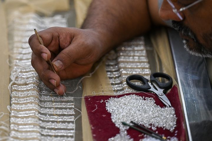 L'atelier de broderie de Shanagar, à Bombay, en Inde, le 7 janvier 2023 (PUNIT PARANJPE / AFP)