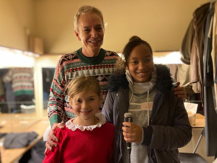 Dans la loge du comédien Didier Failly, échange avec Lise et Maylis. (INGRID POHU / RADIO FRANCE)