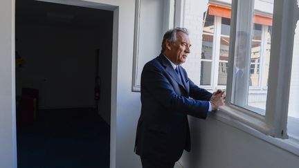 François Bayrou, président du MoDem, dans son bureau à Paris, le 19 janvier 2017. (ELODIE GREGOIRE / REA)