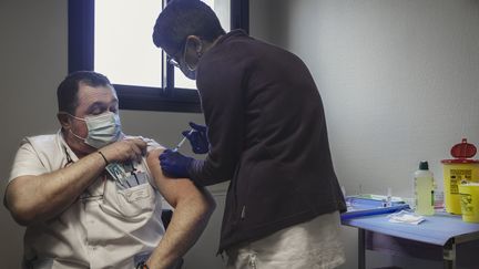 Un médecin se fait vacciner contre le covid-19 au centre hospitalier de Narbonne dans l'Aude le mardi 5 janvier 2021. (IDRISS BIGOU-GILLES / HANS LUCAS)