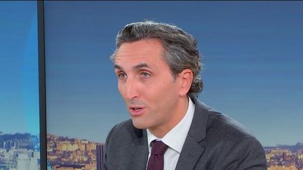 La motion de censure contre Michel Barnier est "une main tendue par la gauche au RN", estime Julien Aubert, ex-député LR