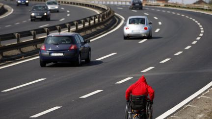 L'athl&egrave;te parapl&eacute;gique mac&eacute;donien Mile Stojkoski lors de son marathon de 3 500 km entre sa ville natale de Krusevo (Serbie) et Londres (Royaume-Uni), le 28 mars 2012. (MARKO DJURICA / REUTERS)