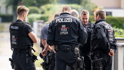 Des policiers allemands mobilisés pour recherche un félin, à Berlin, le 20 juillet 2023. (FABIAN SOMMER / DPA / AFP)