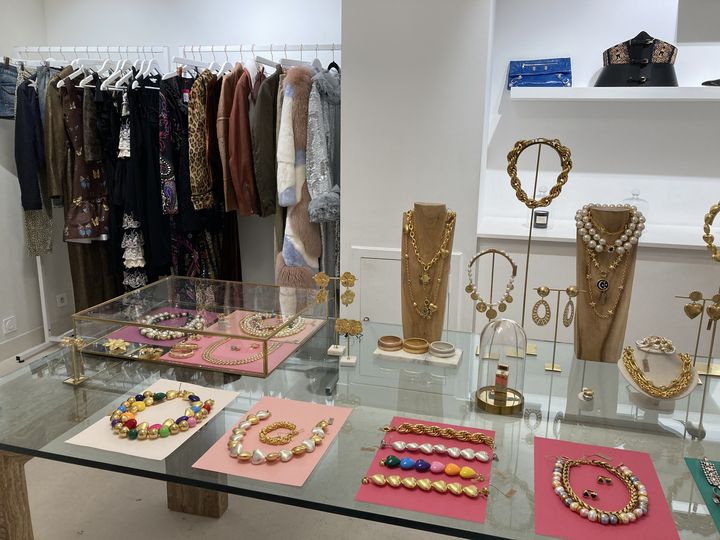 Un présentoir de bijoux dans le concept-store La Chambre situé au 5, rue Rouget de Lisle à Paris en mars 2024 (CORINNE JEAMMET)