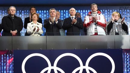 Pour clore ses 22es JO d'hiver, la Russie a choisi de faire parler sa culture, sous les yeux de son pr&eacute;sident et grand ordonnateur de ces Jeux, Vladimir Poutine. (DAMIEN MEYER / AFP)