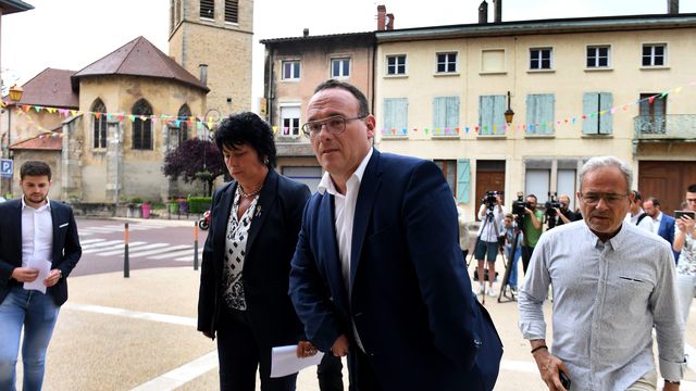 Le ministre des Solidarités Damien Abad lors d'un déplacement à Saint-Jean-le-Vieux (Ain), où il est candidat aux élections législatives, le 22 mai 2022. (MAXPPP)