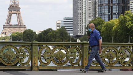 Le pont Mirabeau à Paris, le 27 août 2020. (LUDOVIC MARIN / AFP)