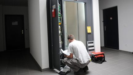 Une maintenance d'ascenseur à Auch (Gers), le 15 mai 2014. (MAXPPP)