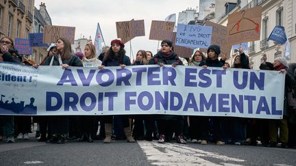 Manifestation pour inscrire le droit à l'avortement dans la constitution française à Paris, le 1er février 2023. (BENOIT DURAND / HANS LUCAS)