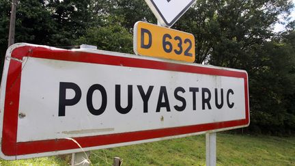 Un panneau de signalisation à l'entrée de Pouyastruc (Haute-Pyrénées), village où deux enseignants ont été tués par balle, le 4 juillet 2022. (MAXPPP)