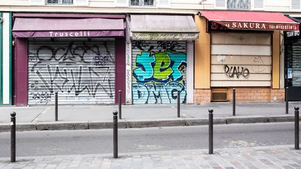 Les tags sauvages sur les rideaux des commerces coûtent 6 millions d'euros par an à la ville de Paris. (AMAURY CORNU / HANS LUCAS / AFP)