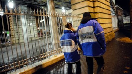 Des bénévoles du SAMU social effectuant une maraude le 4 décembre 2008 à Paris (AFP - STEPHANE DE SAKUTIN)