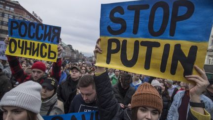 Des manifestants défilent contre l'invasion russe en Ukraine, le 24 février 2022 à Prague (République Tchèque). (MICHAL CIZEK / AFP)