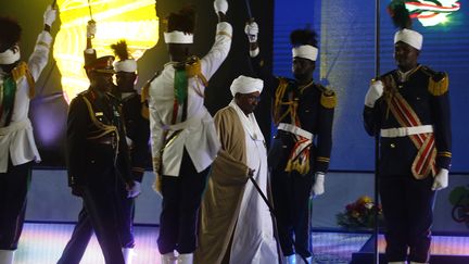 Le président soudanais Omar el-Béchir arrive au palais présidentiel de la capitale Khartoum pour prononcer un discours le 31 décembre 2018, à l'occasion du 63e anniversaire de l'indépendance du pays. (ASHRAF SHAZLY / AFP)