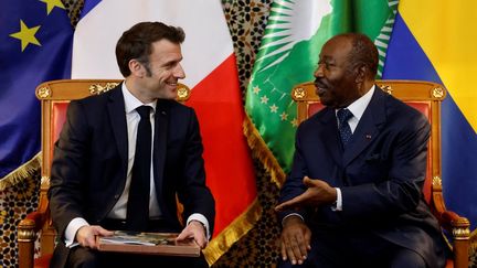 Emmanuel Macron et son homologue gabonais Ali Bongo Ondimba dans le palais présidentiel de Libreville le 1er mars 2023. (LUDOVIC MARIN / AFP)