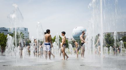 &nbsp; (De jeunes parisiens se rafraîchissent dans le parc Andre Citroën © MAXPPP)