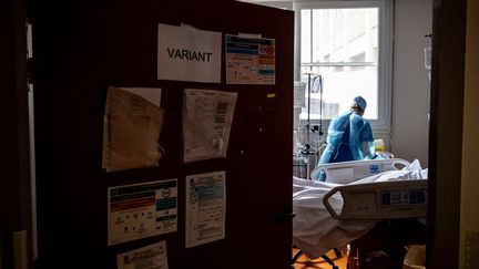 Un soignant s'occupe d'un patient atteint du Covid-19 à l'hôpital Lyon-Sud à Pierre-Benite, près de Lyon, le 7 avril 2021. Photo d'illustration. (JEAN-PHILIPPE KSIAZEK / AFP)