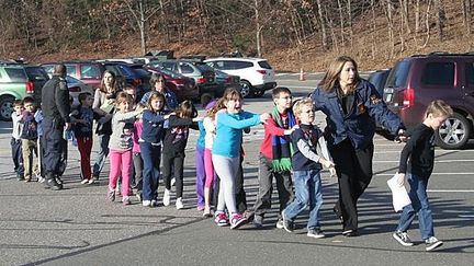 Des officiers de police ont &eacute;vacu&eacute; les enfants de l'&eacute;cole primaire o&ugrave; s'est d&eacute;roul&eacute;e la fusillade, vendredi 14 d&eacute;cembre.&nbsp; (SHANNON HICKS / NEWTOWN BEE / HANDOUT / MAXPPP)