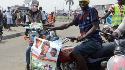 Deux jeunes font campagne pour le président&nbsp;Muhammadu Buhari, le président sortant et candidat à sa propre succession, au guidon de leur moto dans les rues de Lagos au Nigeria le 9 février 2019. (ADEKUNLE AJAYI / NURPHOTO)