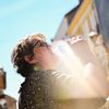 Une femme s'hydrate dans les rues de Cours (Rhône), le 16 juillet 2022, alors que la France traverse un épisode de chaleur. (ADRIEN FILLON / HANS LUCAS)