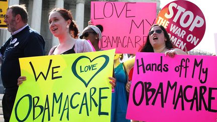 Des supporters de la r&eacute;forme de l'assurance-sant&eacute; de Barack Obama manifestent devant la Cour supr&ecirc;me des Etats-Unis, jeudi 28 juin, &agrave; Washington. (ALEX WONG / GETTY IMAGES NORTH AMERICA / AFP)