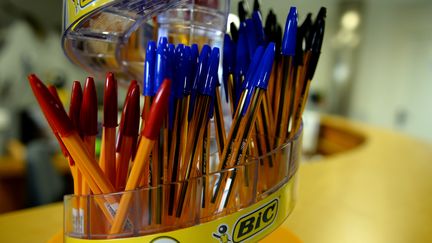 Des stylos Bic dans un présentoir. (ERIC PIERMONT / AFP)