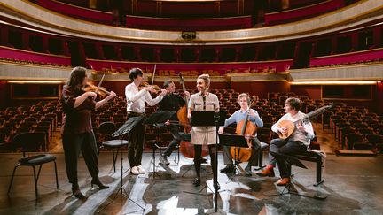 La mezzo-soprano Lea Desandre (debout, au centre) entourée de l'ensemble Jupiter, dirigé par Thomas Dunford (à droite de l'image) au Théâtre de Champs-Elysées le 5 décembre 2020. (ALINA SEPP)