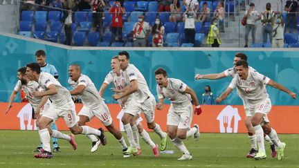 Les Espagnols célèbrent leur qualification face à la Suisse, le 2 juillet à&nbsp;Saint-Pétersbourg (MAXIM SHEMETOV / AFP)