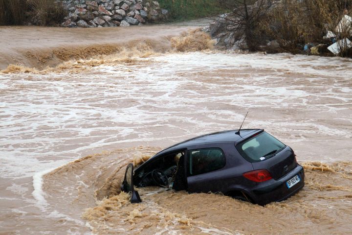 Une automobiliste a &eacute;t&eacute; emport&eacute;e par la crue du R&eacute;art, un petit cours d'eau pr&egrave;s de Perpignan (Pyr&eacute;n&eacute;es-Orientales), le 6 mars 2013. (RAYMOND ROIG / AFP)