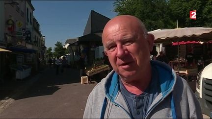 Un homme sur le marché de Plougastel (Finistère), le 1er juin 2016. (FRANCE 2)