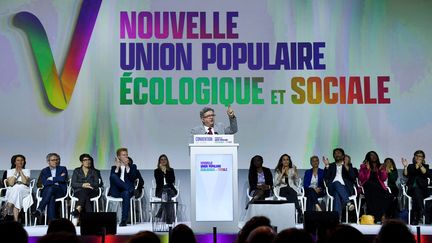 Jean-Luc Mélenchon, chef de file de La France insoumise, à la convention de la Nupes, à Aubervilliers (Seine-Saint-Denis), le 7 mai 2022. (JULIEN DE ROSA / AFP)