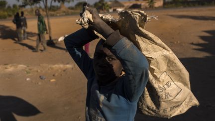 Un enfant transporte un sac de cobalt à Musompo, dans le sud de la République démocratique du Congo, en juin 2016. (MICHAEL ROBINSON CHAVEZ / THE WASHINGTON POST / GETTY IMAGES)