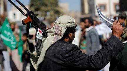 Un&nbsp;combattant houthiste participe à la traditionnelle danse de Baraa, à Sanaa, au Yemen, le 28 novembre 2017. (KHALED ABDULLAH / REUTERS)