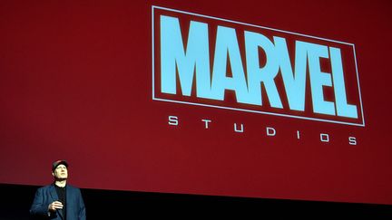 Kevin Feige, président des studios Marvel, sur scène lors de sa conférence à Los Angeles, le 28 octobre 2014
 (Alberto E. Rodriguez / Getty Images / AFP)