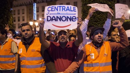 Des salariés de Centrale Danone, filiale marocaine du groupe Danone, protestent devant le parlement de Rabat, contre la campagne de boycott qui touche la marque en juin 2018. (FADEL SENNA / AFP)