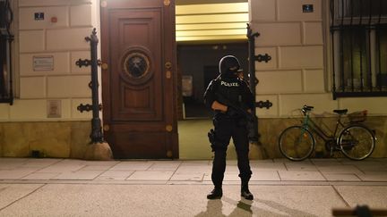 Un policier armé, devant le ministère de l'Intérieur à Vienne (Autriche), le 2 novembre 2020. (JOE KLAMAR / AFP)