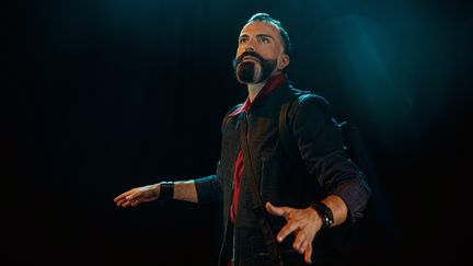 Le couturier Julien Fournié le 16 juin 2021 pendant le shooting de sa collection haute couture inspirée de l'univers des jeux vidéos (SAMEER AL-DOUMY / AFP)