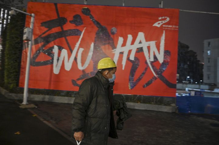 Un homme porte un masque dans une rue de Wuhan (Chine) le 26 janvier 2020 pendant l'épidémie de coronavirus. (HECTOR RETAMAL / AFP)