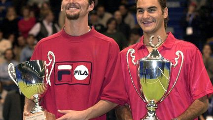 Le 4 février 2001, Roger Federer (à droite) remportait son premier titre ATP contre Julien Boutter (à gauche). (KARL MATHIS / KEYSTONE)