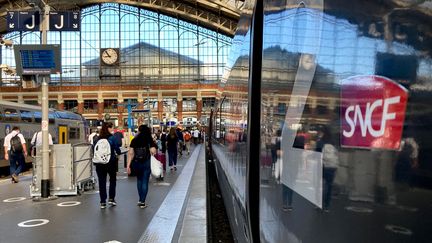 Des passagers sur un quai de la gare Lille Flandres, à la descente d'un TGV Inoui en provenance de Paris (Illustration).
 (AURÉLIEN ACCART / RADIO FRANCE)