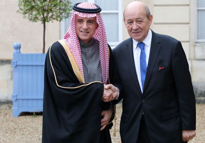 Le ministre des Affaires étrangères saoudien, Adel al-Jubeir, accueilli par son homologue français, Jean-Yves Le Drian, le 13 décembre 2017, pour participer au sommet du G5-Sahel à la Celle-Saint-Cloud. (Ludovic Marin/AFP)