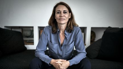 La journaliste et auteure Hélène Devynck, en juin 2021 à Paris. (STEPHANE DE SAKUTIN / AFP)